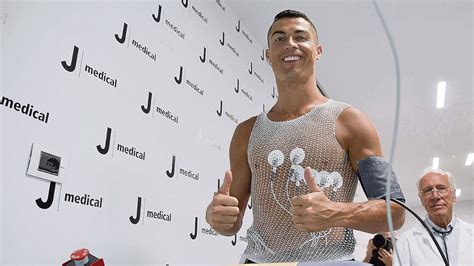 Medizincheck In Turin Cristiano Ronaldo Ist Erst 20 Jahre Alt