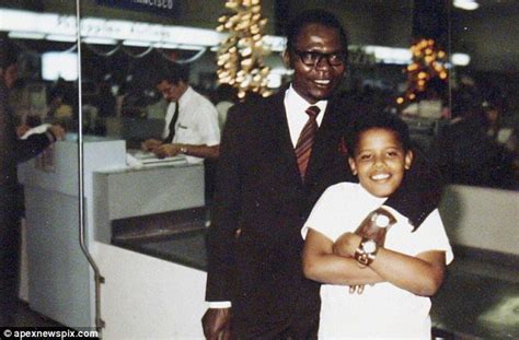 He won a scholarship to study in the united states and eventually became a senior economist in the kenyan government. Barack Obama : de Chicago à la Maison Blanche - Hello Chicago