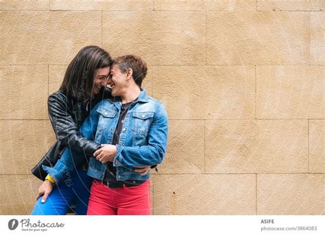 junges lesbisches paar küsst sich ein lizenzfreies stock foto von photocase