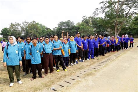 Berkenaan dengan sejarahnya, saya sudah sedikit menyinggungnya diatas, bahwa asal kata natal itu berakar dari ungkapan bahasa latin dies natalis yang artinya hari lahir. Undangan Pembukaan Dies Natalis Unila ke 51 - Fakultas ...