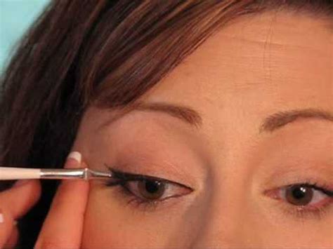 Pencil liners are so inconvenient — smearing and smudging constantly — and impossible to use in any situation that involves water, sweating, or humidity. How To: Apply Eyeliner {Makeup Geek} - YouTube