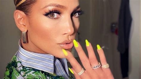 Jennifer Lopez Usa Los Dise Os De U As Acr Licas Que Rejuvenecen Las