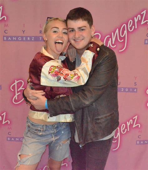 Miley Cyrus Gives Fan Ultimate Bangerz Tour Meet Greet Photos Global Grind