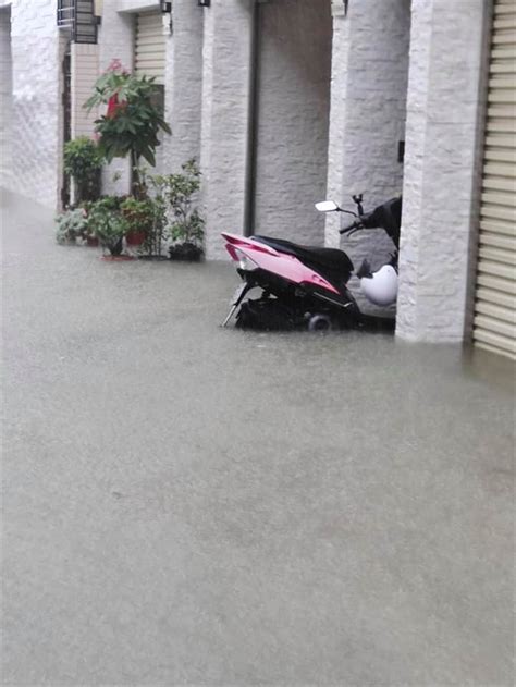 Jun 06, 2021 · 受到鋒面影響，高雄市6日凌晨開始下起豪大雨，造成25區達豪雨等級，其中又以六龜區3小時累積降雨達117毫米最大，多區出現淹水狀況，岡山區嘉興. 高雄暴雨!水淹半個輪胎 居民哀嚎：快淹進家裡 - 生活 - 中時新聞網