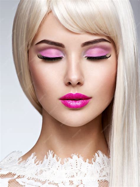 Retrato De Uma Linda Mulher Com Maquiagem Rosa E Cabelos Lisos Brancos Rosto De Uma Modelo Com