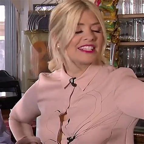 Holly Willoughby подглядывает в лифчике смотреть онлайн или скачать