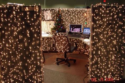 Stunning Winter Office Decorations That You Can Easily Make 44