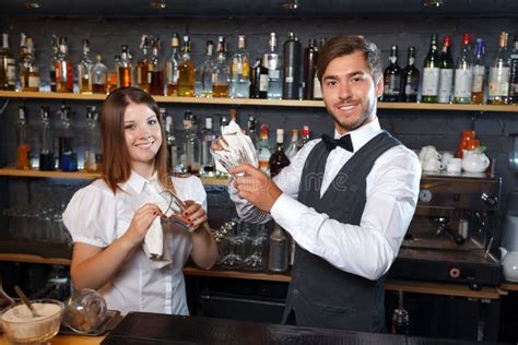 Barista E Una Cameriera Di Bar Durante Il Lavoro Fotografia Stock Immagine Di Birra Ragazza