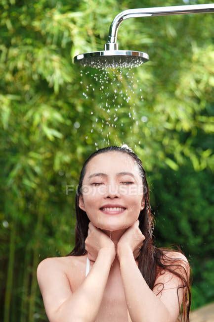 Front View Of Beautiful Smiling Asian Girl Taking Shower With Closed Eyes — Sexy Green Stock