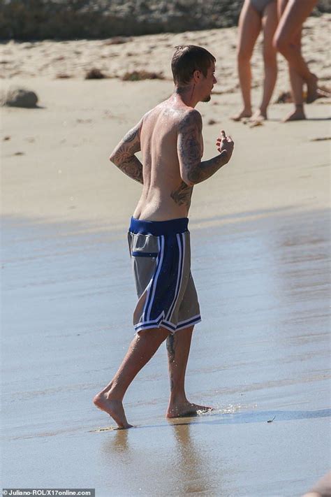 justin bieber shows off cupping marks on his back during beach trip daily mail online justin