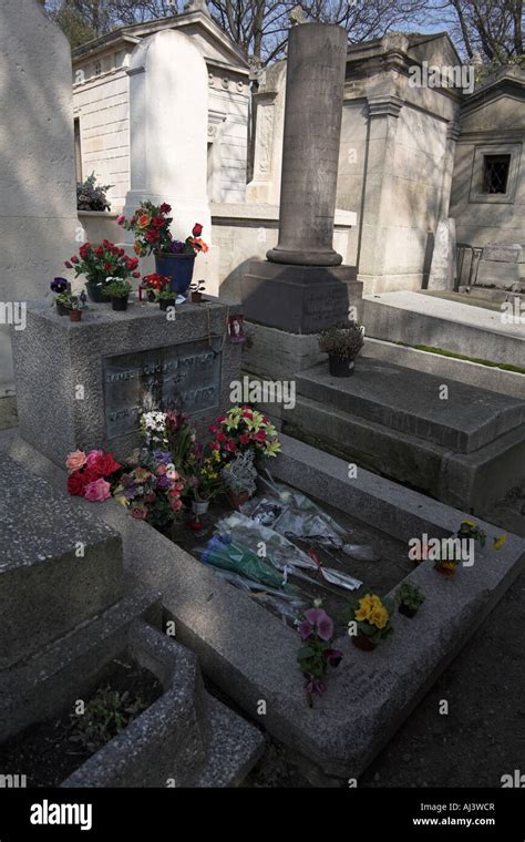 Tombe De Jim Morrison Des Doors à Cimetière Du Père Lachaise Paris