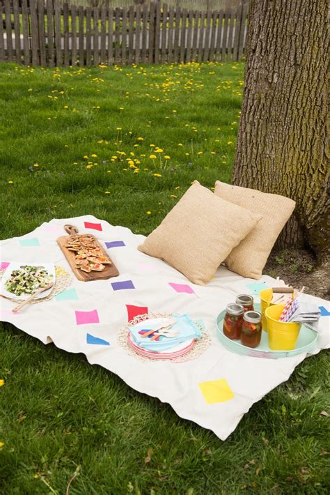 One of the things that we most love about the arrival of summer is to have picnics! DIY Geometric Picnic Blanket - The Sweetest Occasion