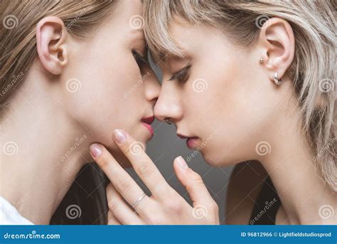Het Sensuele Lesbische Paar Kussen Met Gesloten Ogen Stock Foto Image
