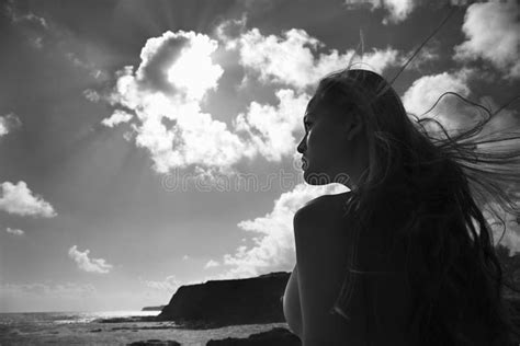 Donna Nuda Sulla Spiaggia Fotografia Stock Immagine Di Orizzontale