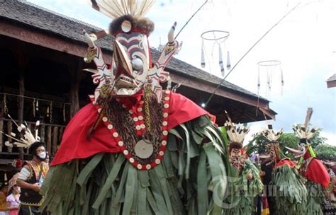 Ratusan Hudoq Kawit Mengikuti Upacara Adat Menyambut Musim Tanam Padi