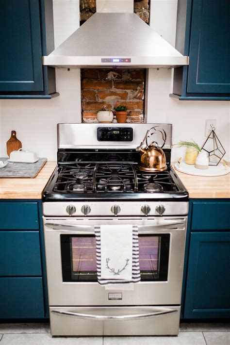 As a result, many homeowners are looking at free standing kitchen cabinets as very this retro style pantry is not large or capable of holding a number of items. Deep blue kitchen cabinets, brushed brass hardware ...