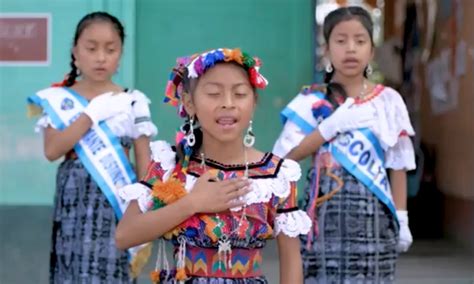 Niña conmueve por cantar el Himno Nacional en Kiche El Espectador Guatemala