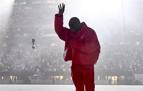 El Retrasado álbum De Kanye West Donda Tiene Una Nueva Fecha De