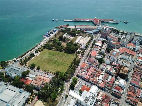 It has a main berth that is 400 metres in length with a water depth of 12m, capable of handling the largest cruise vessels in the world. Swettenham Pier Cruise Terminal, Penang, Malásia Foto de ...