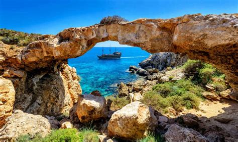 Туристическая отрасль — одна из главных статей национального дохода. Кипр — страна, остров, рай