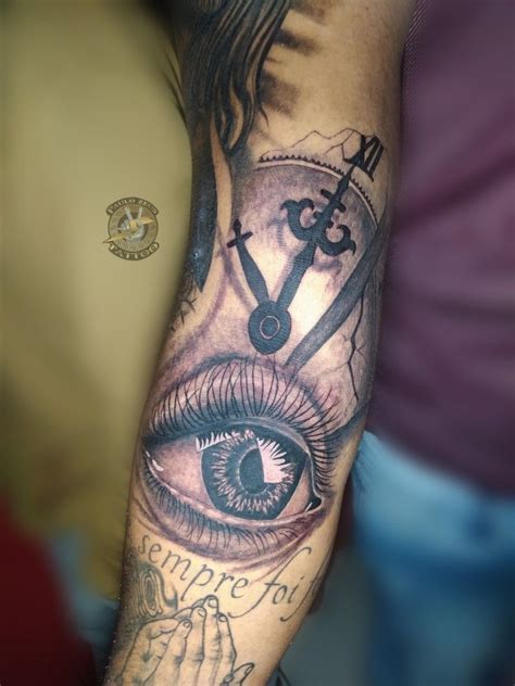 Tatuagem De Olho Em Realismo E Relógio Romano Quebrado Relogio