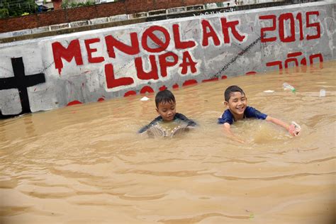 meme banjir jakarta hari ini kumpulan meme kocak warganet soal banjir jakarta banjir jakarta