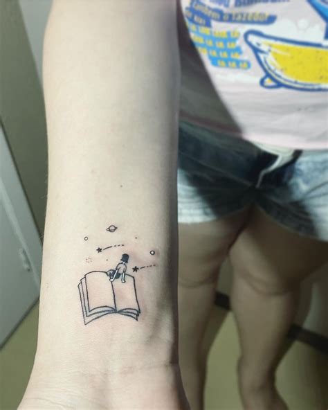Nice 25 Book Tattoos For Book Nerds To Have In 2021 3d Tattoos Tattoos