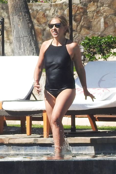 Sarah Michelle Gellar Wears Bikini By The Pool During ‘spring Break