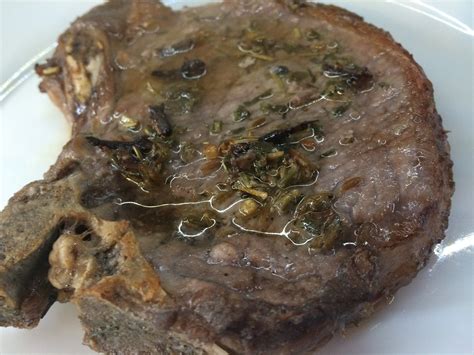 Condire ogni fetta di maiale con un cucchiaio di olio, un cucchiaino di aceto, una spolverata di pepe, un pizzico. Nodini di maiale marinati al forno | i Caserecci