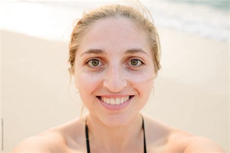Portrait Of A Woman In A Bathing Suit At The Beach Del Colaborador De