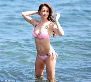 Ex On The Beachs Jess Impiazzi Shows Off Her Ample Cleavage In Pink