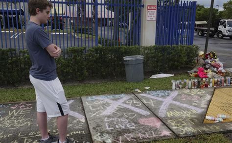 Xxxtentacion Fans Grieve At Murder Site Where American Rapper Was Shot