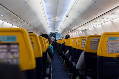 Urla, vomito e svenimenti sull'aereo Ryanair: il volo è da incubo