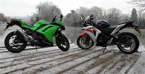 Honda cbr 250 r e ninja 300 sono due moto sviluppate per raggiungere lo stesso scopo: CBR250R vs Ninja 300: high five | Visordown