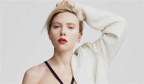 Scarlett Johansson sin edición y en bikini sorprende a las redes sociales