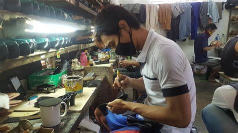 Sepatu purwokerto, purwokerto, jawa tengah, indonesia. Sopir Banting Stir Jadi Pemilik Pabrik Sepatu | RADAR Banyumas
