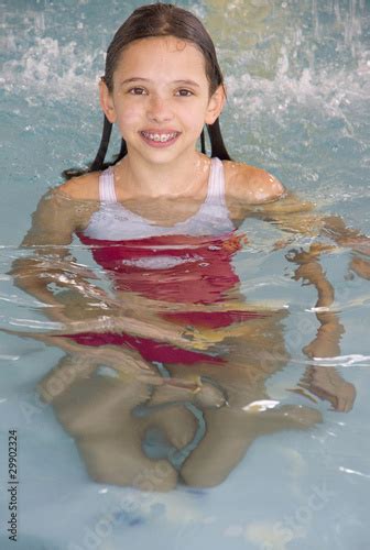 Jeune Adolescente à La Piscine Acheter Cette Photo Libre De Droit Et