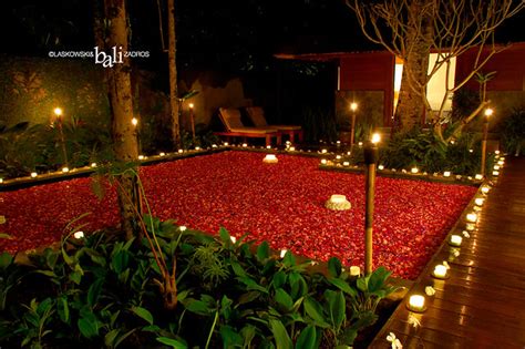 Round candle lit festive table. Candle light dinner setting - a photo on Flickriver