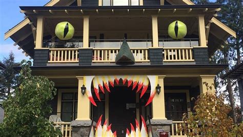 Examples Of The Best Halloween Decorated Houses