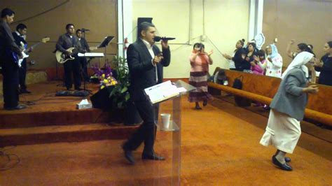 Pastor Bili Cantando Y Predicando En Iglesia Del Cuerpo De Cristo Una