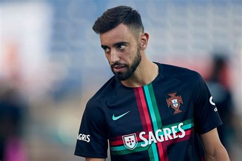 基斯坦奴·朗拿度·多斯桑托斯·阿維羅（葡萄牙語：cristiano ronaldo dos santos aveiro，goih, comm，oic，1985年2月5日－），简称c羅，生於葡萄牙大西洋中的馬德拉島豐沙爾，葡萄牙職業足球員，司職邊鋒、前鋒，目前效力於意甲球队祖雲達斯。 曝曼联4900万镑报价C罗队友遭拒 红军巴黎欲截胡_费尔南德斯