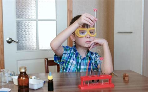 Experimente Auf Chemie Zu Hause Junge Schaut Auf Chemischer Reaktion