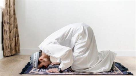 Waktunya terbentang mulai ba'da isya' hingga sebelum terbit fajar, dengan didahului tidur. Niat Sholat Ashar Sendiri di Rumah, Lengkap dengan Arab ...