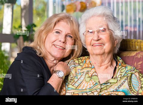 Alte Frau Und Ihre Tochter Nebeneinander Stockfotografie Alamy