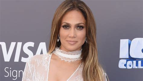 جينيفر لوبيز، jennifer lopez مغنية راقصة وممثلة أمريكية مشهورة مواليد نيويورك لعبت النجمة جينيفر لوبيز دور ماريا الفتاة الصغيرة في العمر، التي تعيش في جيل 1920م وذلك. جينيفر لوبيز تتألق بـ9 إطلالات في يومين
