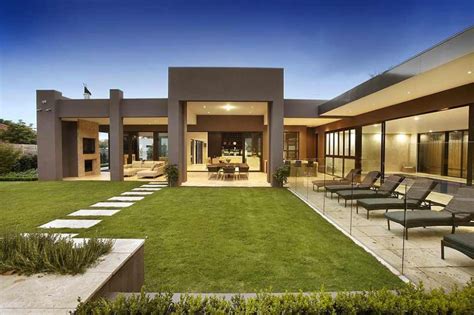 Luxury Melbourne Home With Pillared Entry And Interior Courtyards