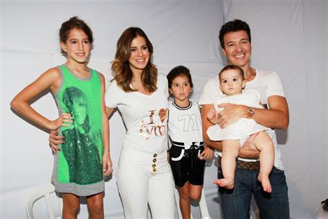 Rodrigo faro está curtindo férias ao lado da família em orlando, na flórida. Rodrigo Faro desfila com esposa e três filhas em evento ...