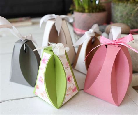 Please note that you don't have to do any precreasing. Tutorial: besondere Geschenkverpackung, OSTEREI, Schablone ...