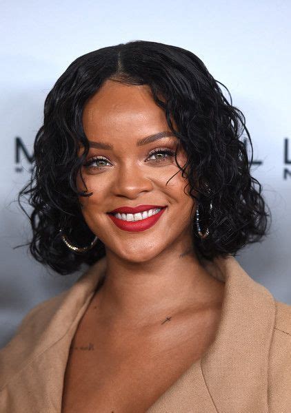 Rihanna Curled Out Bob In 2020 Rihanna Hairstyles Rihanna Short Hair Short Hair Styles