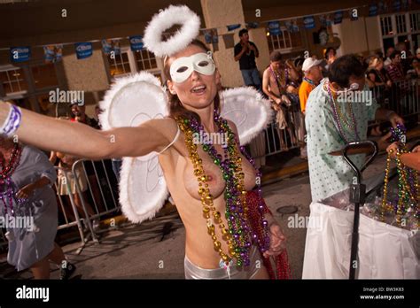 Un topless reveler sólo en pintura corporal durante la Fantasy Fest Desfile de Halloween en Key